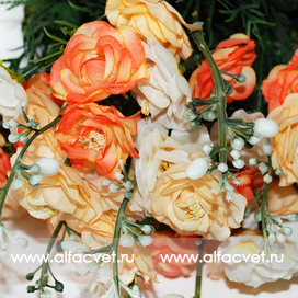искусственные цветы букет роз цвета оранжевый с белым 16